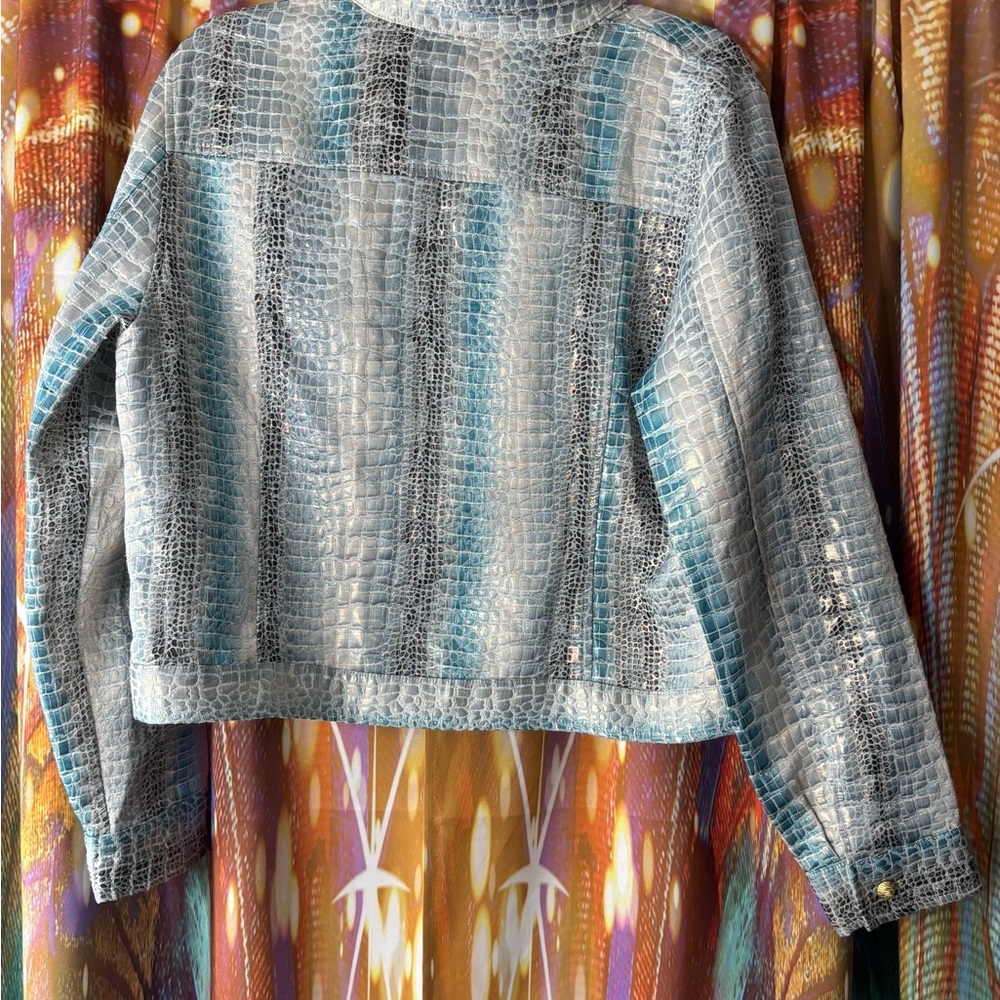 Metallic Textured Jacket ✨ - Picture 2 of 5